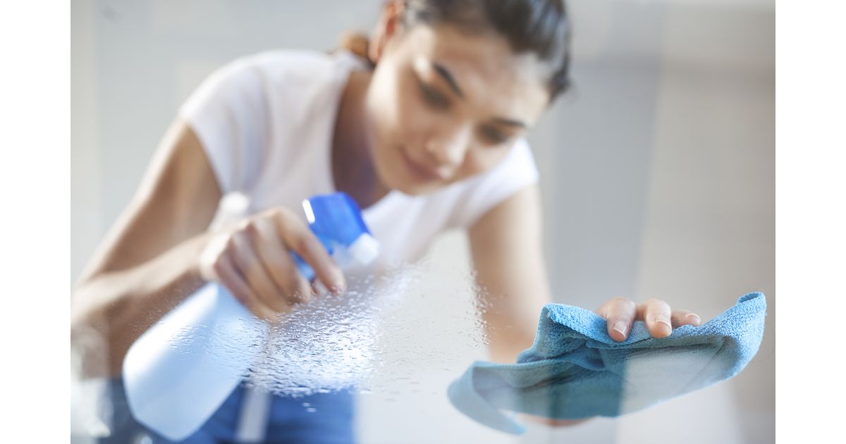 Usar álcool para limpeza da casa vale a pena? Descubra em quais superfícies ele é bem-vindo