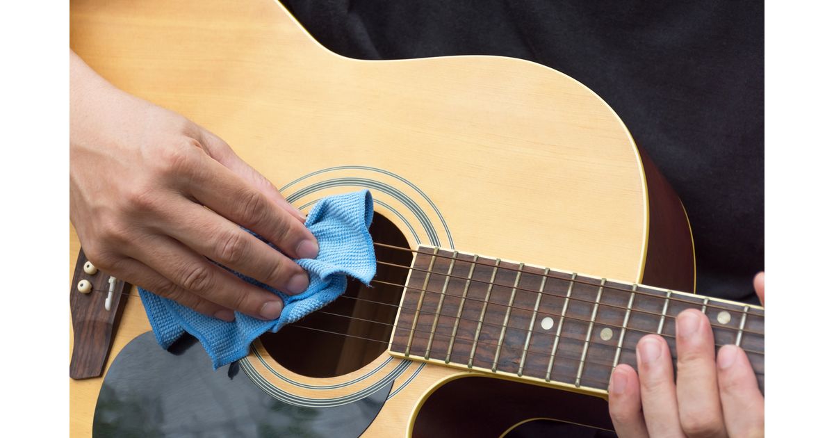 Como limpar violão tomando cuidado com o instrumento