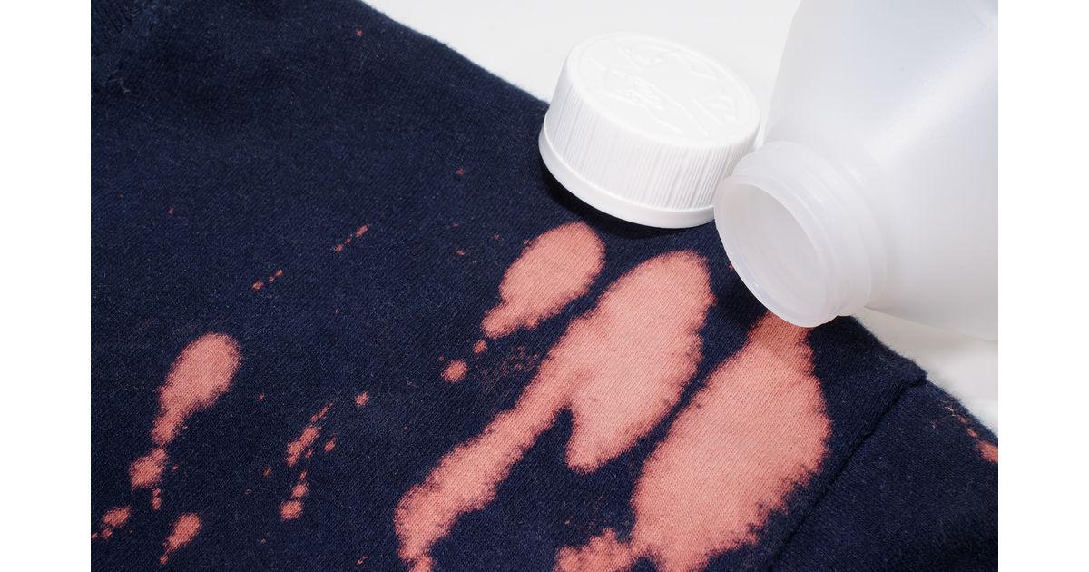 Mancha de água sanitária sai? Veja as melhores formas de resolver o problema