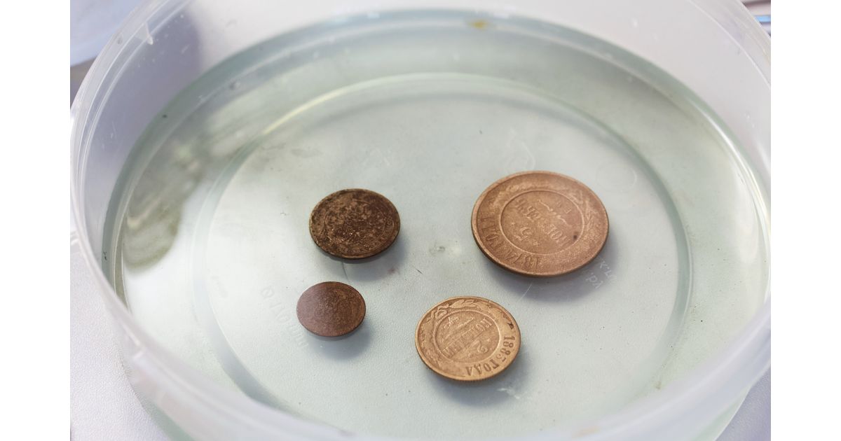 Como limpar moedas antigas