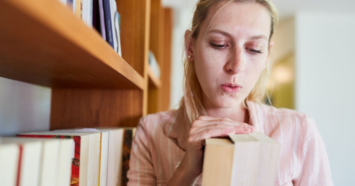 Como tirar cheiro de mofo de livros sem estragar as páginas ou a lombar