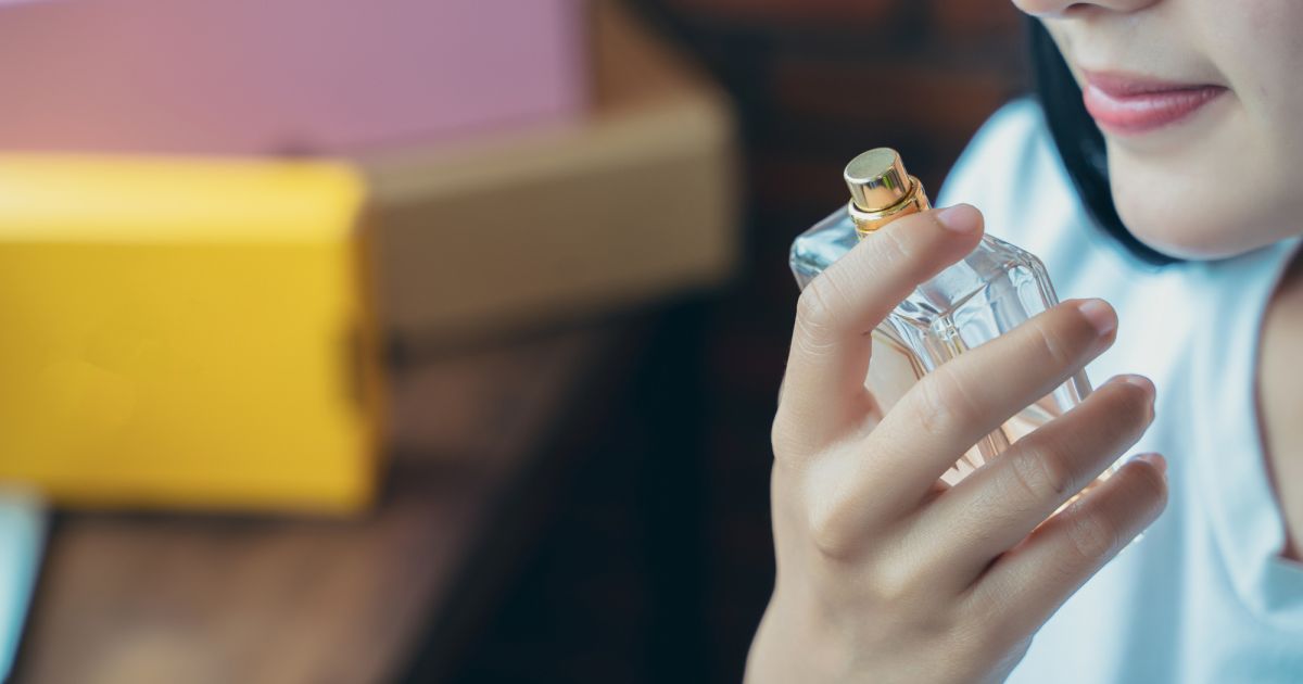 Como tirar cheiro de perfume do frasco + dicas para reaproveitá-lo