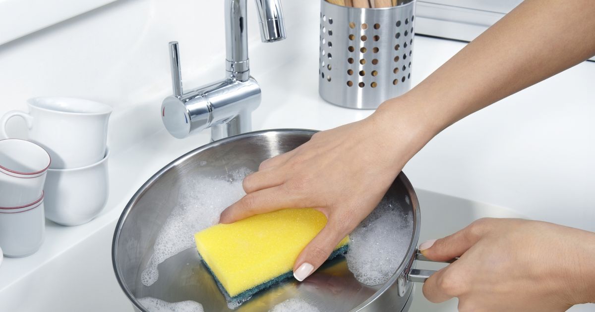 Qual diferença entre sabão e detergente? Descubra quando usar cada um