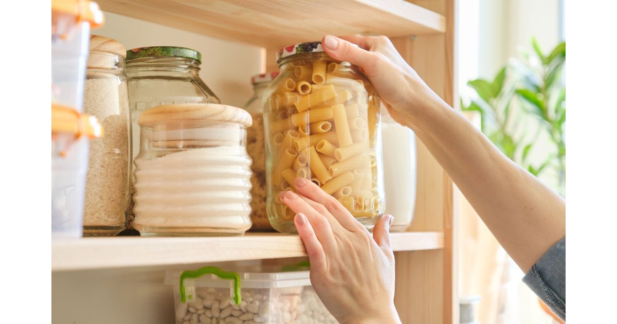 Como eliminar traças do armário da cozinha e impedir que elas contaminem os alimentos