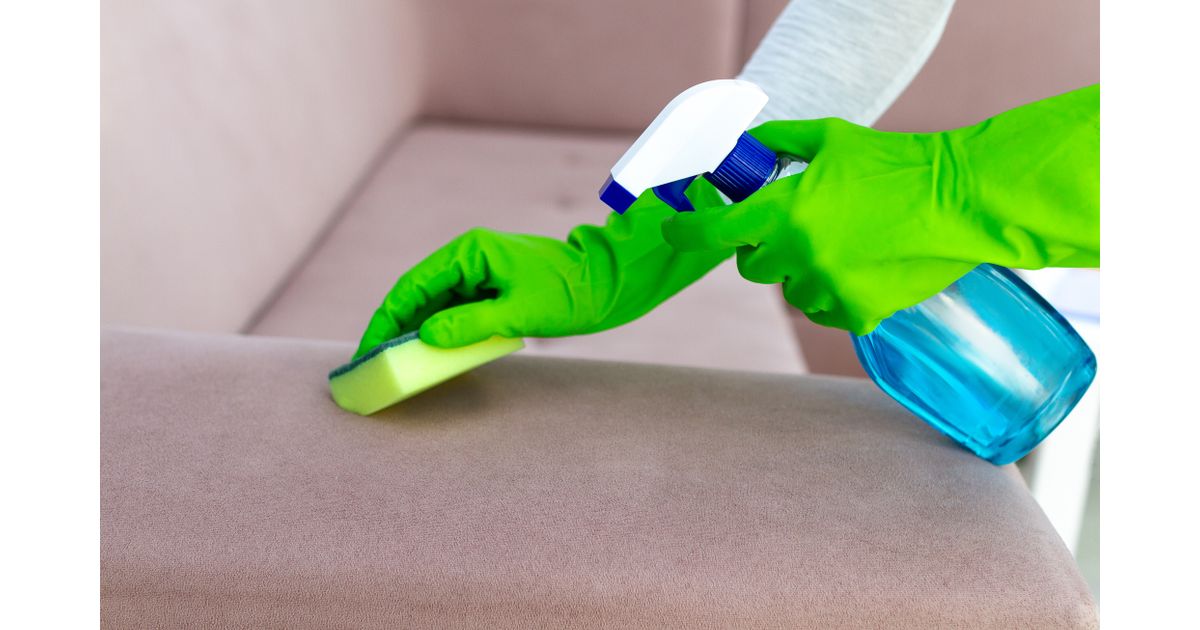 Quer saber como tirar mau cheiro do sofá? As dicas para se livrar do odor desagradável