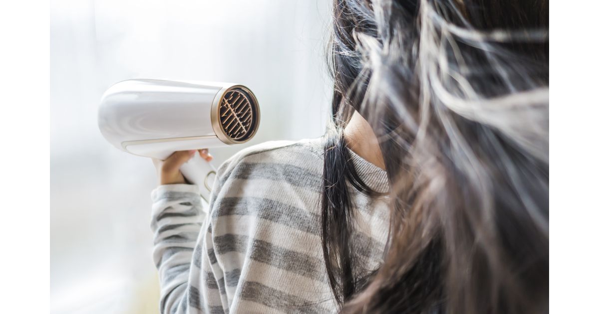 Aprenda como limpar secador de cabelo e evite o acúmulo de fungos e bactérias