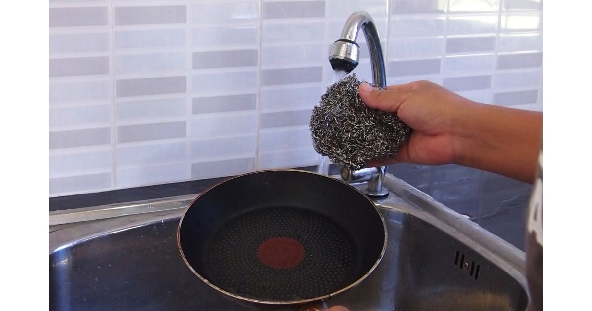 Utensílios brilhando! Como arear panelas e quais materiais podem ser submetidos a essa limpeza