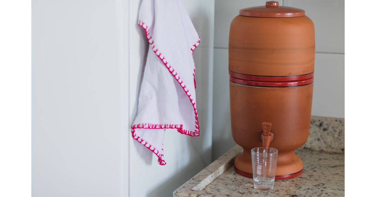 Água fresca todo dia! Como limpar o filtro de barro sem mistérios