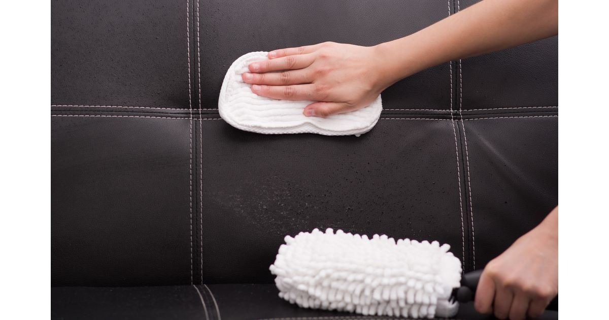 Limpeza de sofá: como deixar o móvel livre de manchas e pelos