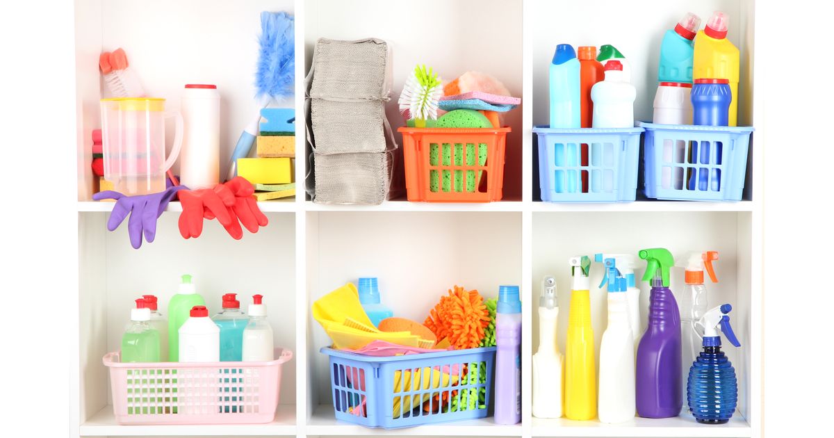Que tal separar os produtos de limpeza por categorias? Veja dicas de como organizá-los
