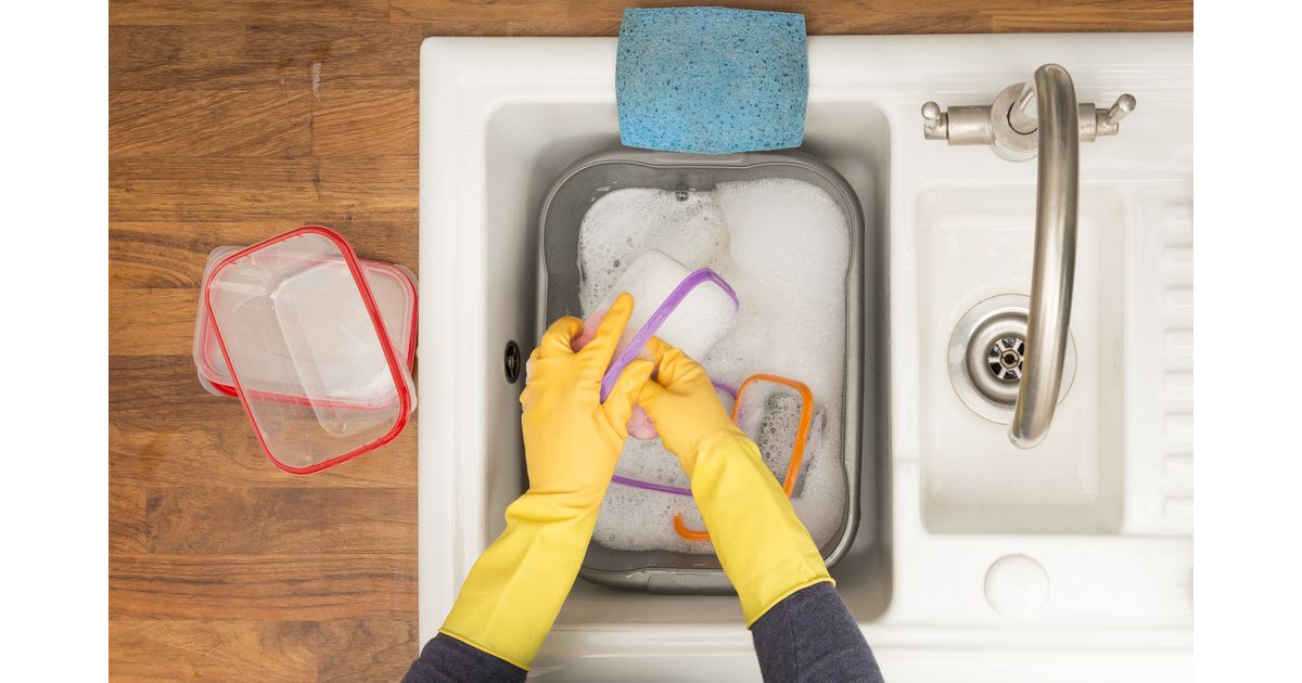 Quer saber como tirar cheiro ruim de pote de plástico? Veja métodos megaeficientes
