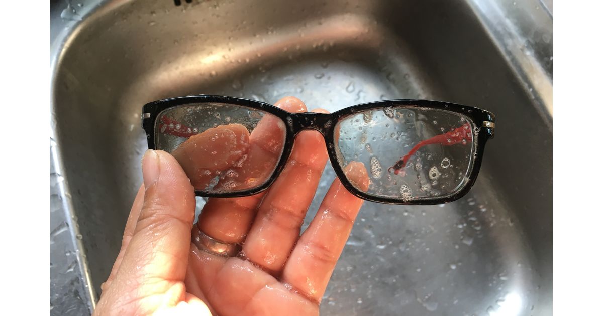 4 maneiras de limpar os óculos que não vão estragar suas lentes
