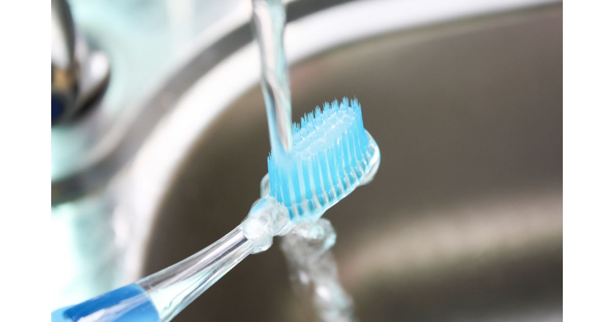 Escova de dentes também precisa de cuidados! Aprenda a higienizá-la corretamente