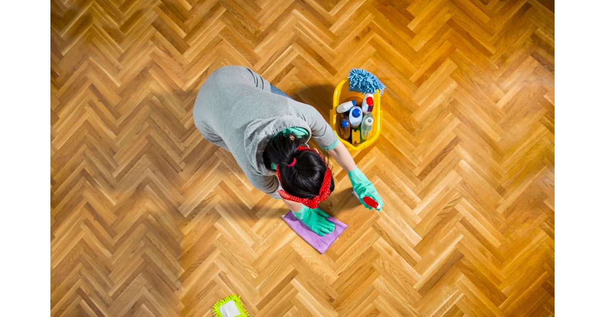 Para limpar piso de madeira sem mistérios: o guia definitivo para você não errar nessa tarefa