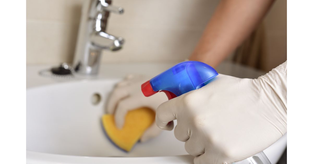 Água sanitária ou desinfetante? Descubra quais os usos mais indicados para cada produto de limpeza