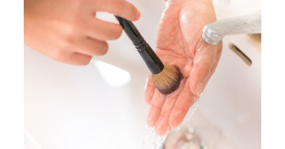 Você sabe limpar pincel e esponja de maquiagem? Veja truques para conservá-los por mais tempo