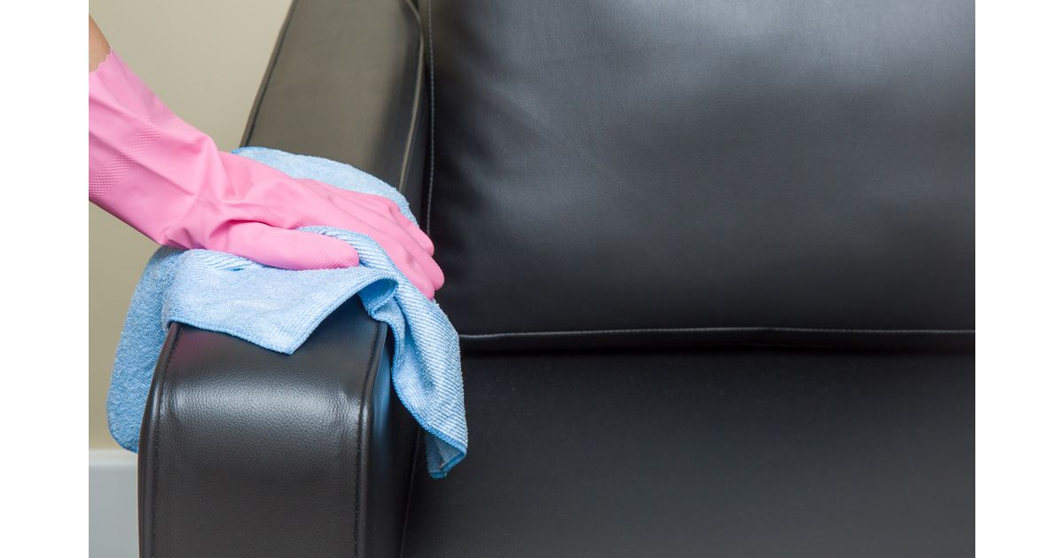 Limpeza de sofá sem sofrimentos: como se livrar de manchas e deixá-lo sempre impecável