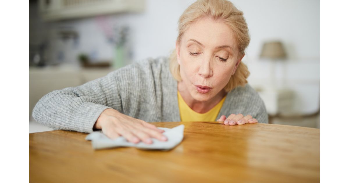 Tem móveis de madeira em casa? Aprenda maneiras fáceis de remover as manchas e evitar o problema no futuro