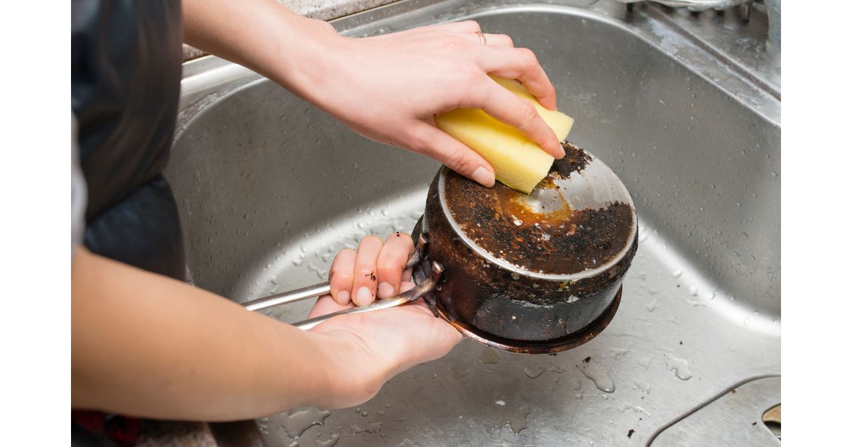 Como limpar panela queimada removendo a gordura