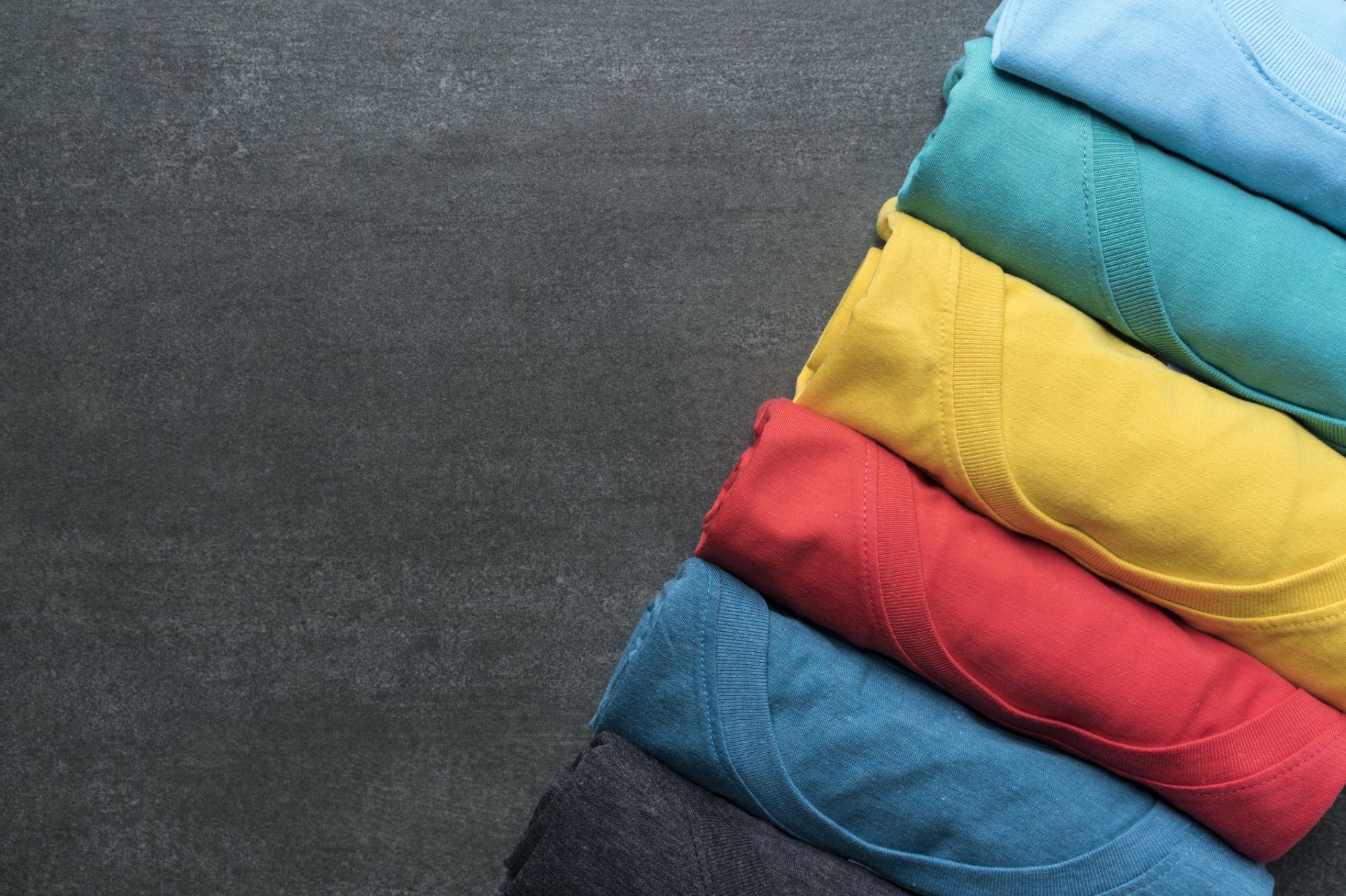 Como dobrar roupas e economizar espaço no armário? Descubra aqui!