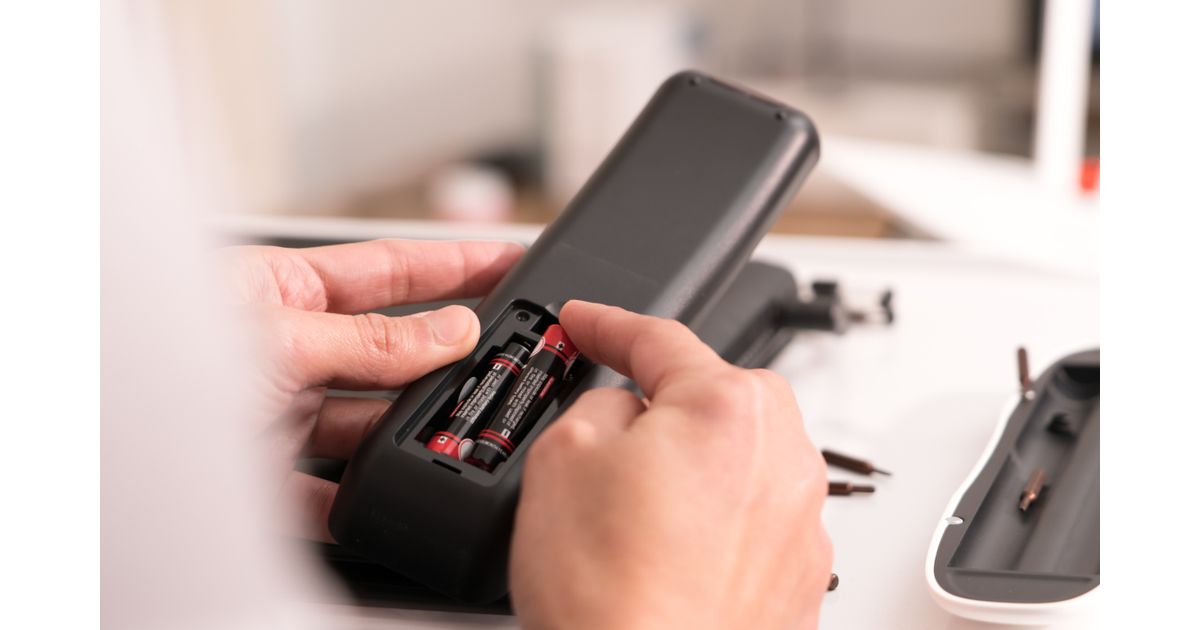 Encontrou pilha estourada no controle remoto? Saiba como limpar de forma segura