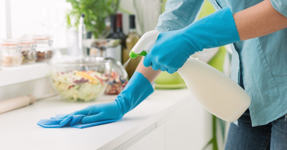8 produtos de limpeza indispensáveis para manter a cozinha arrumada